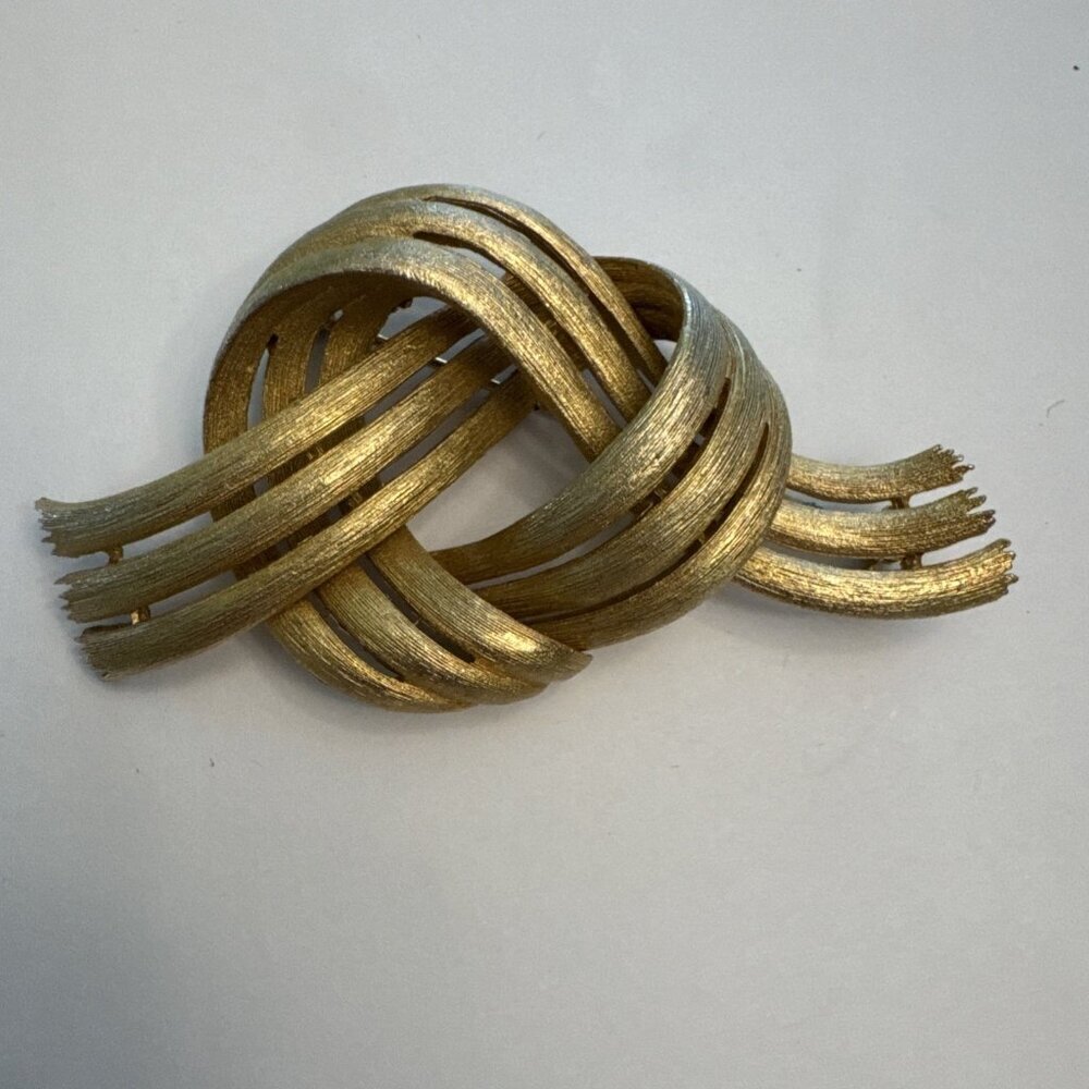 Vintage Signed LISNER Large Gold Tone Knot Brooch Pin EUC
